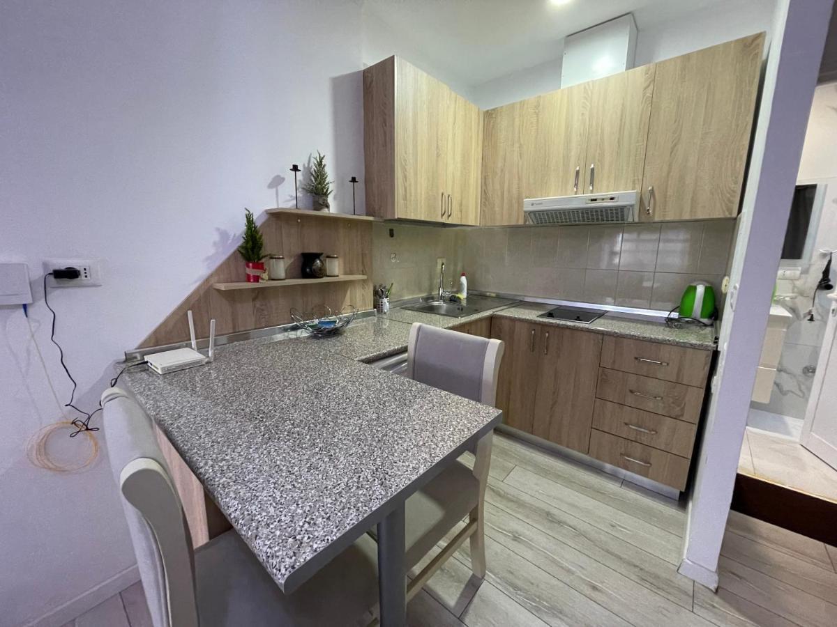 Downtown Modern Studio Apartment Тирана Экстерьер фото